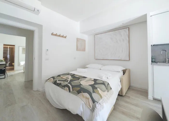 White Ottaviano 4* רומא